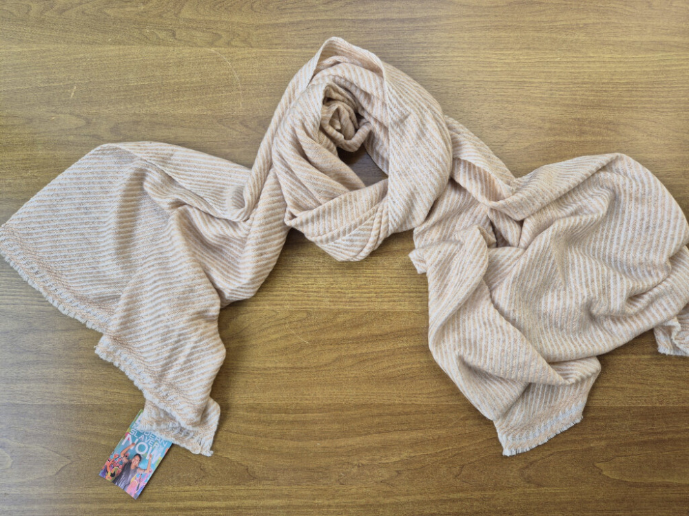 Weicher Kaschmir-Stola in Pfirsich-Creme | handgewebt von LWH | 65×195 cm